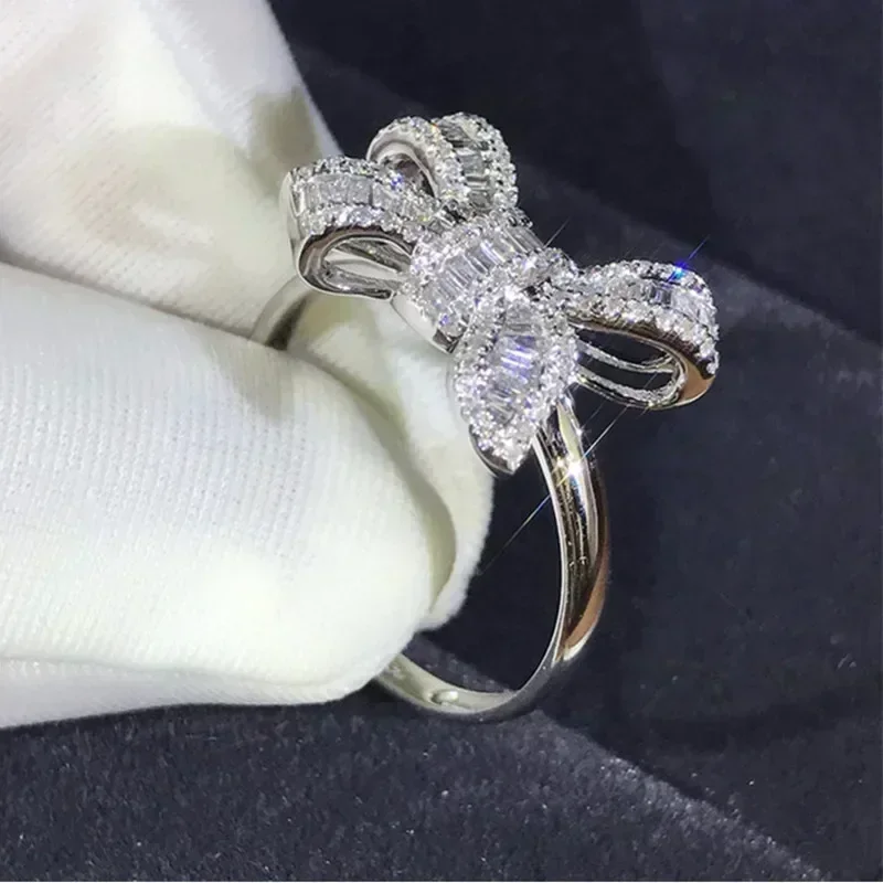 Luxury Lifestyle Jewelry - Anéis Femininos Huitan com Grande Laço